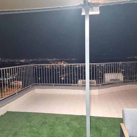 דירת זוּגַג מפנקת עם מרפסת משגעת ונוף למפרץ. Appartement Eilat Buitenkant foto