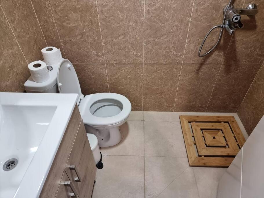 דירת זוּגַג מפנקת עם מרפסת משגעת ונוף למפרץ. Appartement Eilat Buitenkant foto