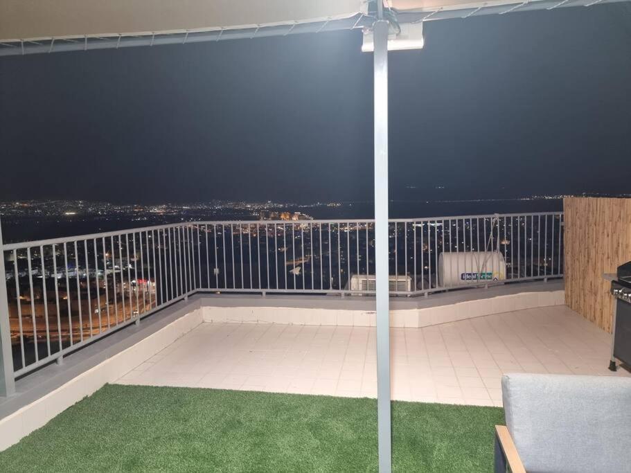 דירת זוּגַג מפנקת עם מרפסת משגעת ונוף למפרץ. Appartement Eilat Buitenkant foto
