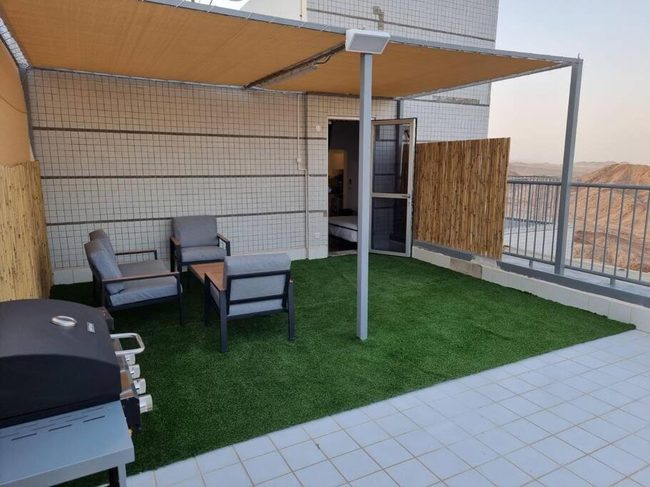 דירת זוּגַג מפנקת עם מרפסת משגעת ונוף למפרץ. Appartement Eilat Buitenkant foto